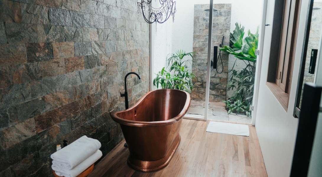 Douche extérieure et baignoire en cuivre intérieur