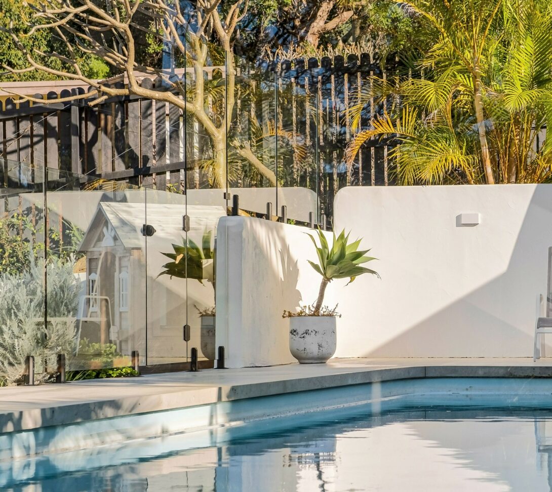 Barrière de piscine en verre : sécurité, norme et esthétique au bord de l'eau