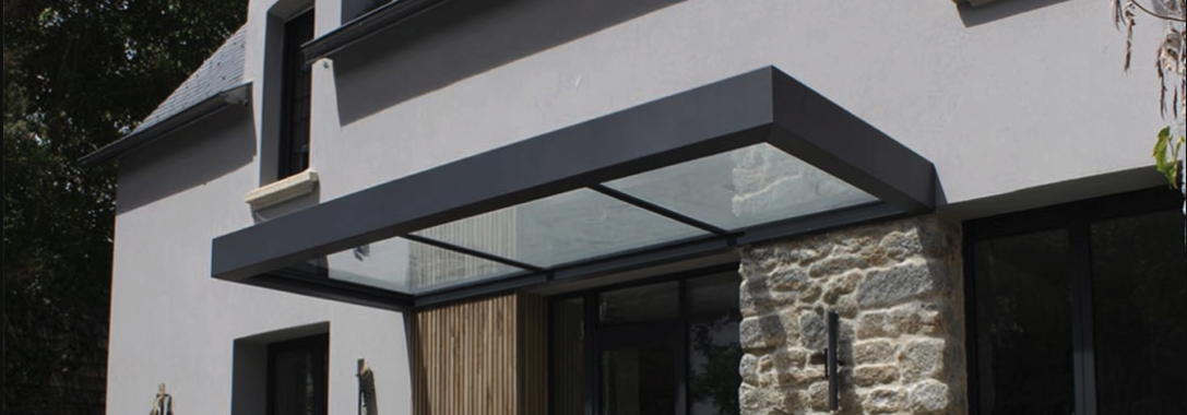 Marquise en verre : une touche d'élégance et de protection pour votre entrée