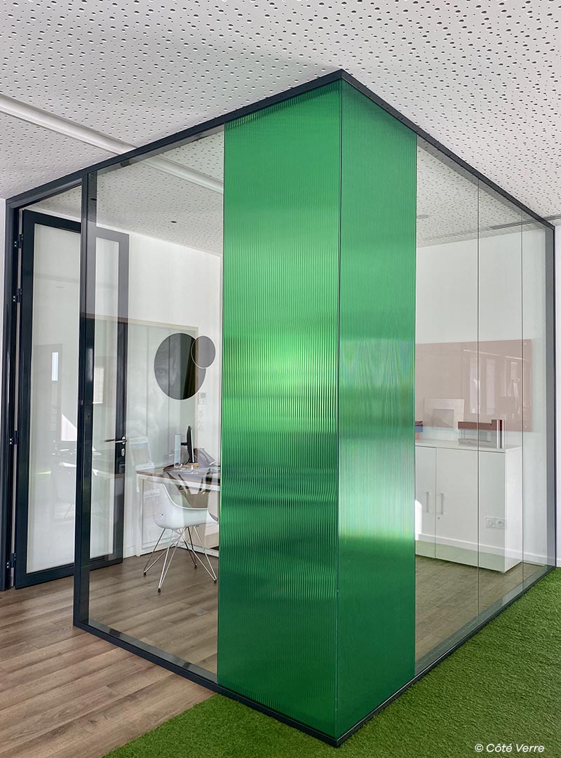 Cloison en verre strié vert pour un bureau