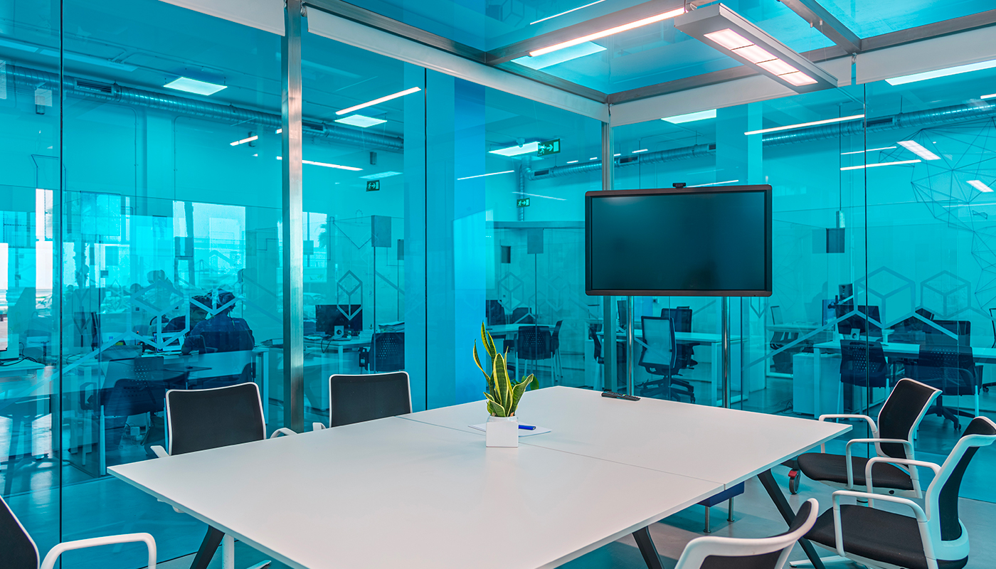 salle de réunion en verre coloré