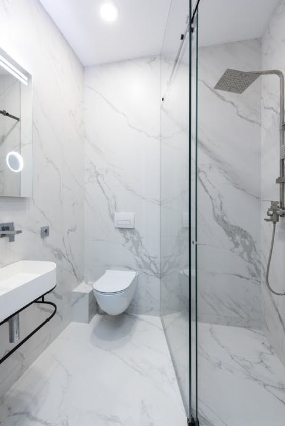 douche à l'italienne en marbre dans une décoration minimaliste