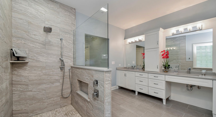Demi paroi de douche en verre sur muret : une salle de bain pratique et esthétique