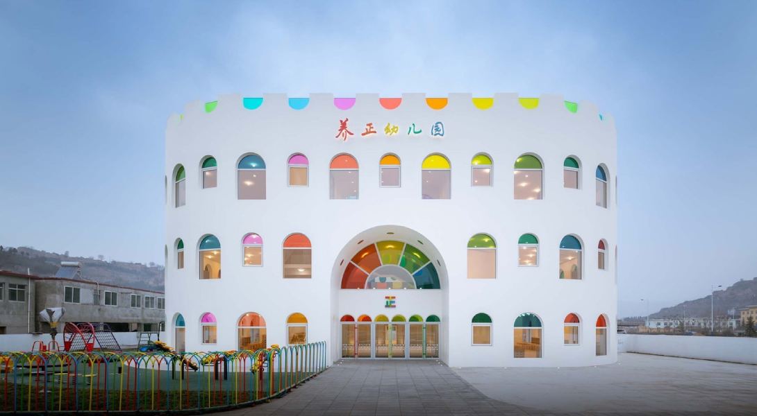 Le Kaléidoscope : un jardin d’enfant lumineux et coloré inspire les enfants de Chine