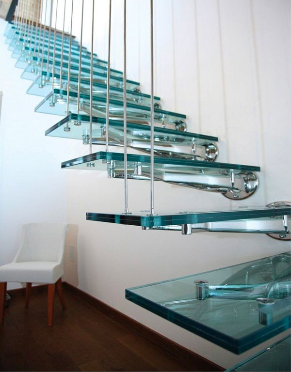 escalier suspendu avec des tiges en métal