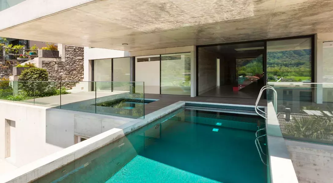 Barrière de piscine en verre : sécurité et élégance réunies Barrière de piscine en verre : sécurité et élégance réunies