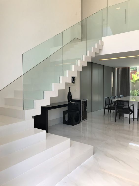 Garde fou en verre sur une escalier intérieur moderne