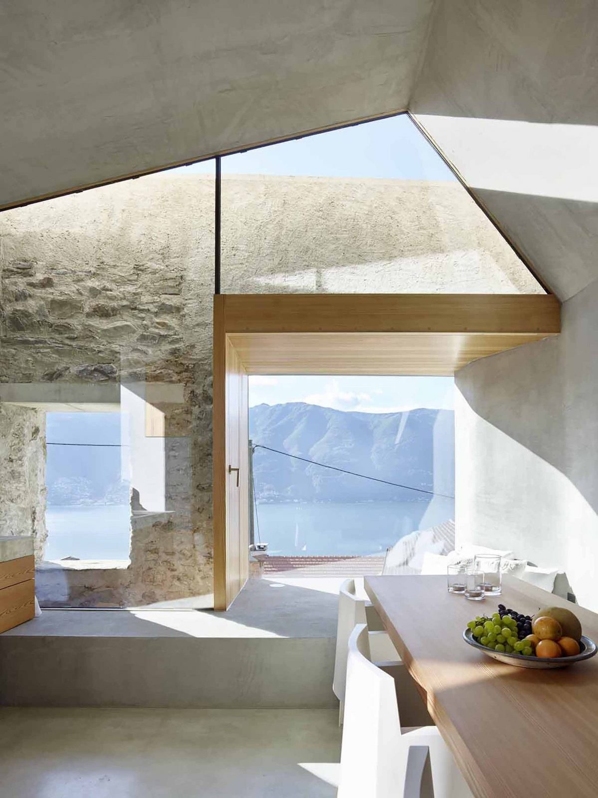 baie vitrée et pierre pour une architecture moderne