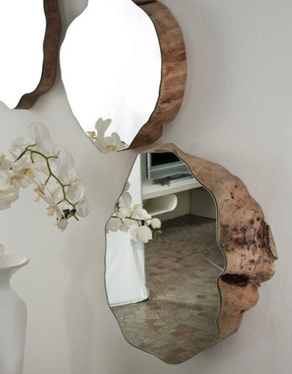miroir irrégulier en bois et en verre