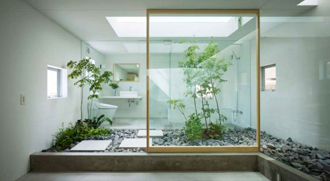 Un mur de verre donnant sur un jardin d'intérieur