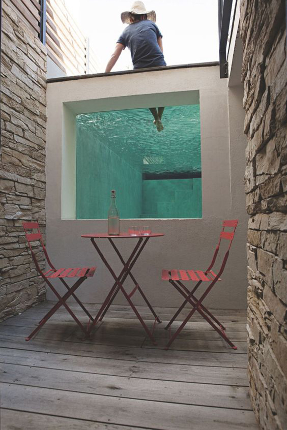 Un mur qui se transforme en piscine en verre