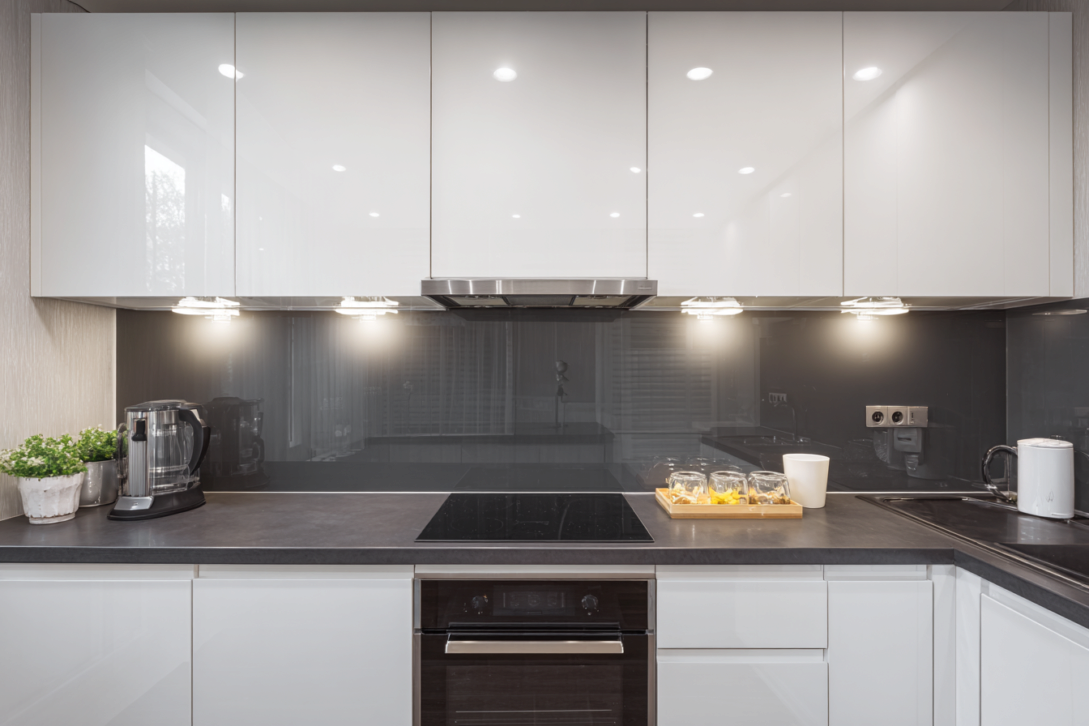 Crédence de cuisine en verre : couleurs, motifs, effet miroir... Osez la personnalité ! Crédence de cuisine en verre : couleurs, motifs, effet miroir... Osez la personnalité !