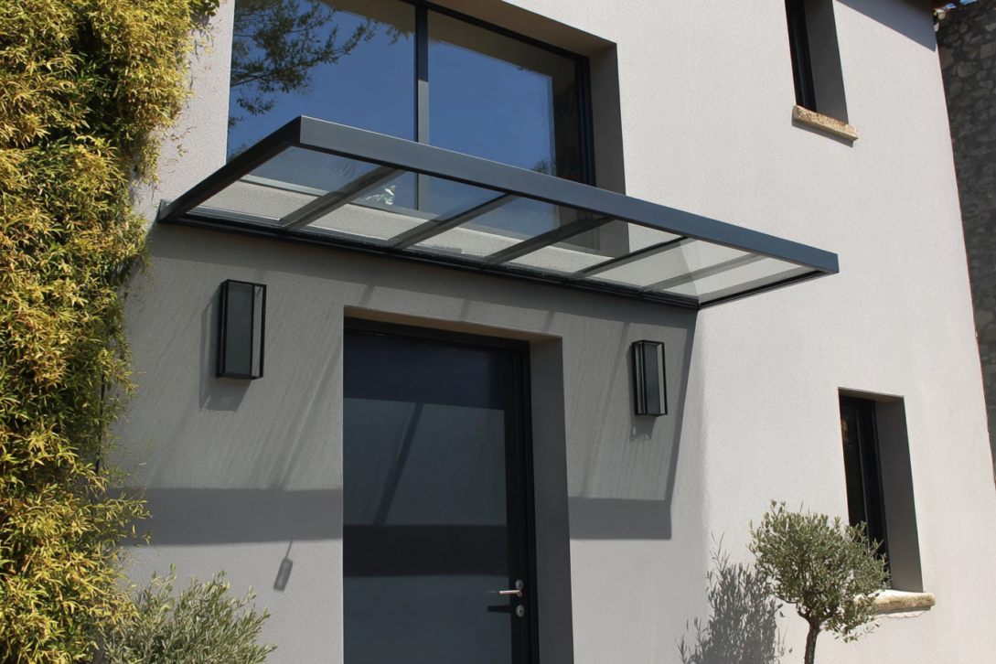 Marquise en verre : offrez une entrée chic et moderne à votre maison Marquise en verre : offrez une entrée chic et moderne à votre maison