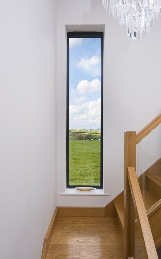 ouverture en verre verticale pour apporter de la lumière dans un escalier
