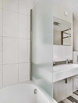 Pare baignoire sur mesure en verre: charme et élégance dans votre salle de bains