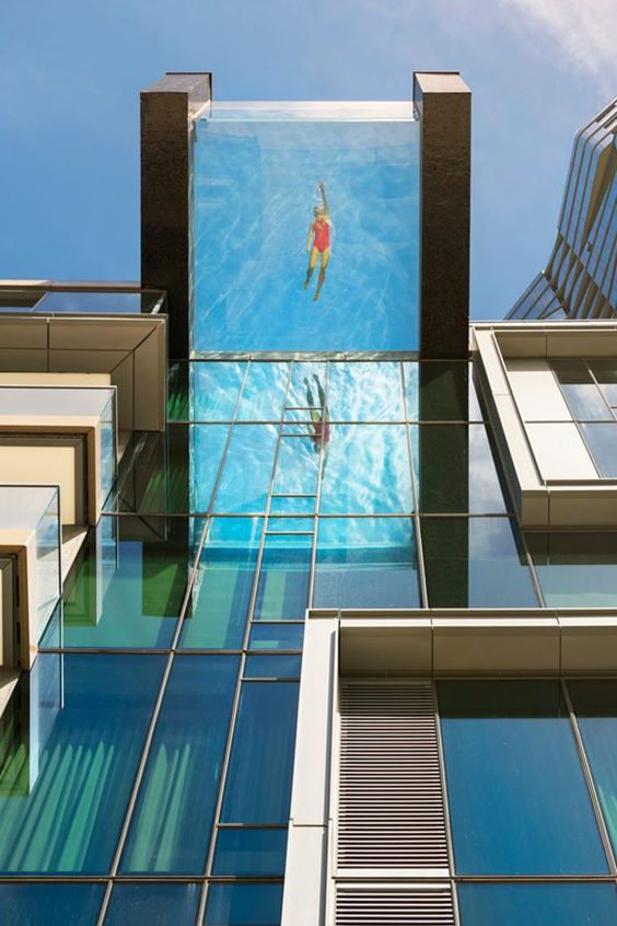 Une piscine en verre en extension pour un effet spectaculaire