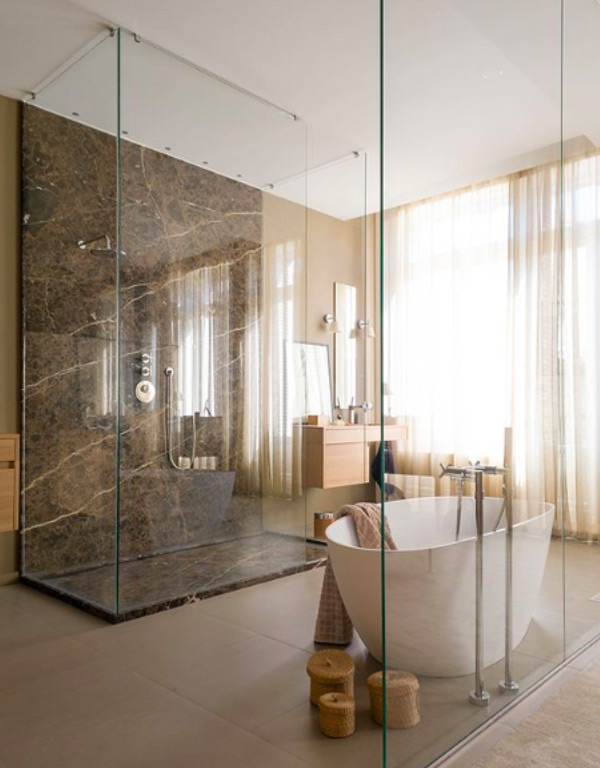 La salle de bain au mur de verre