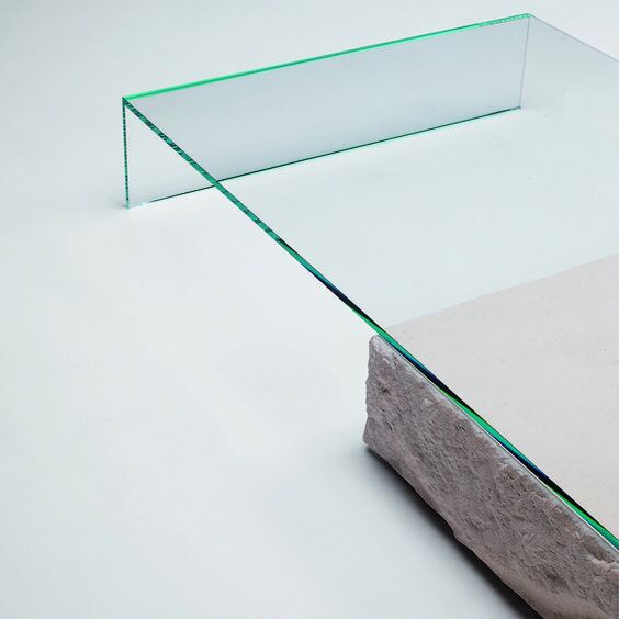 table basse en pierre et en verre