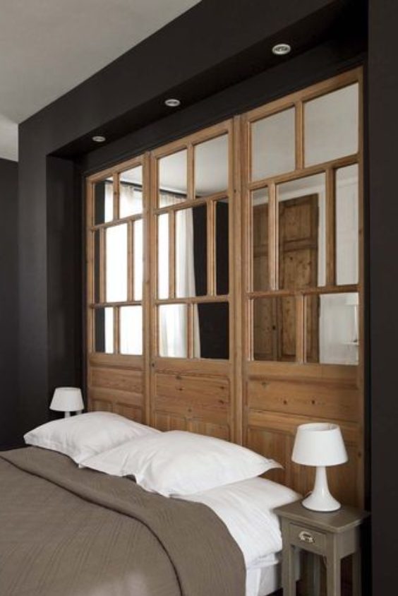 tête de lit en bois composée de miroirs