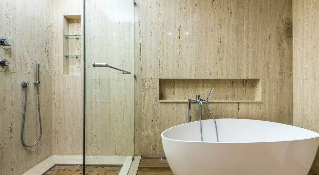Créer une douche à l'italienne avec une paroi de douche sur mesure