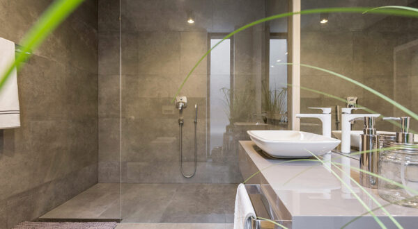 Demi paroi de douche en verre sur muret dans la salle de bain