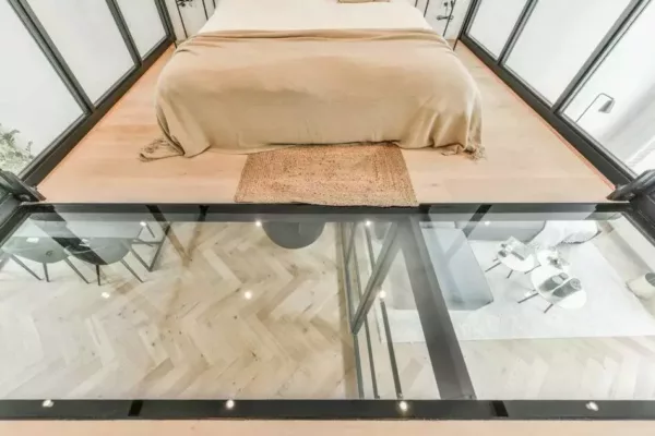 Osez la dalle de sol en verre : une idée lumineuse pour sublimer vos espaces intérieurs