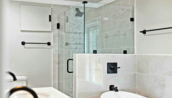 Révélez le potentiel de votre salle de bains avec une paroi de douche d’angle
