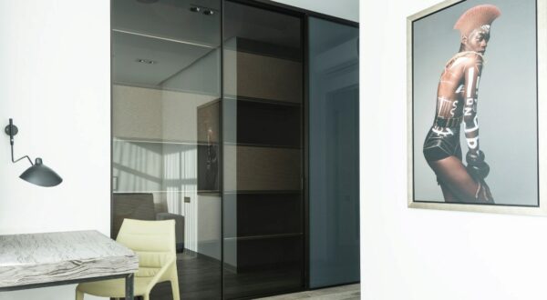Et si vous optiez pour un style de porte vitrée sur mesure dans votre intérieur ?